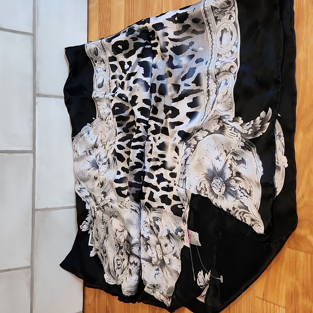 - Vintage Echo Leopard/Geometric Black & Gray print scarf - NWOT